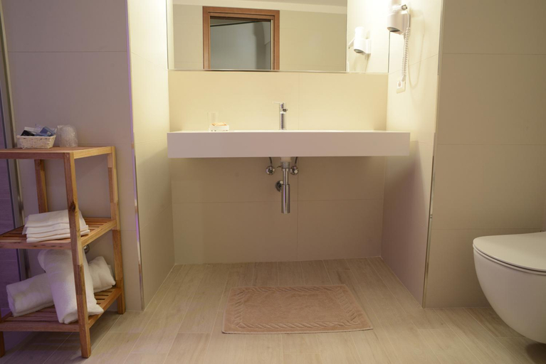 Bathroom 5, Albergo Italia, Matera