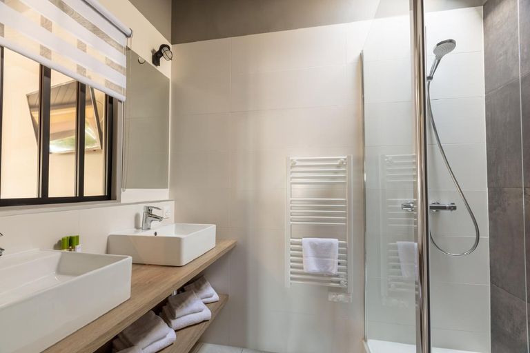 Bathroom 3, Hotel Restaurant Le Grand Large - Face a la plage - Ile de Re, Charente-Maritime