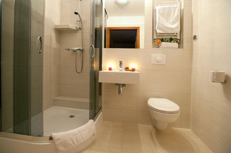 Bathroom 2, Jantar Medical Spa, Kamień