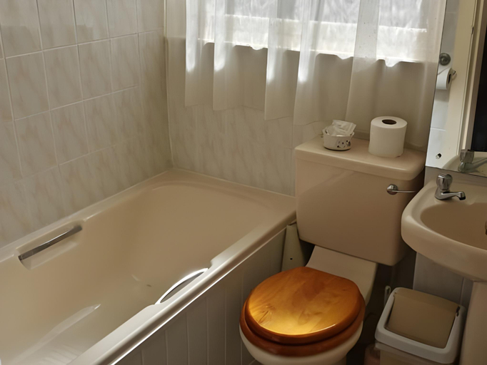 Bathroom 5, Bryn-Y-Mor Hotel, Conwy