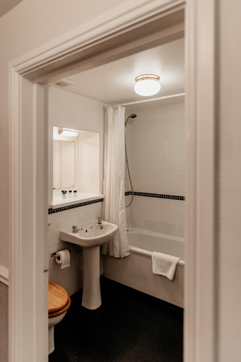 Bathroom 4, Oak Farm Hotel, Staffordshire