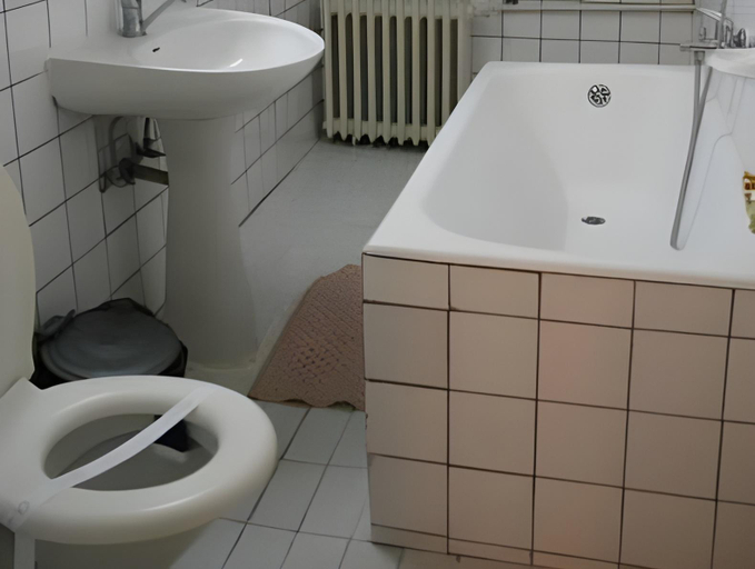 Bathroom 2, Hotel Tantzi, Sinaia