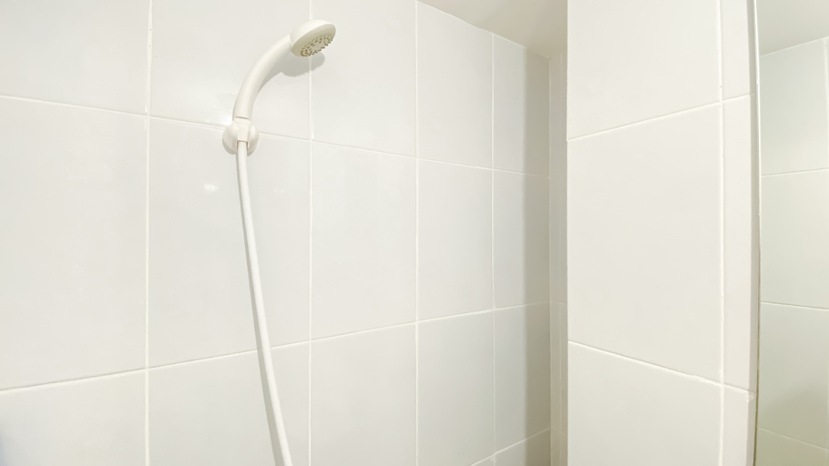Bathroom 5, Homey and Minimalist Style Studio Apartment at Tokyo Riverside PIK 2 By Travelio, Tangerang