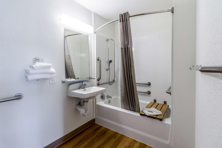 Bathroom 2, モーテル 6 カークランド、ワシントン - ノース カークランド, King