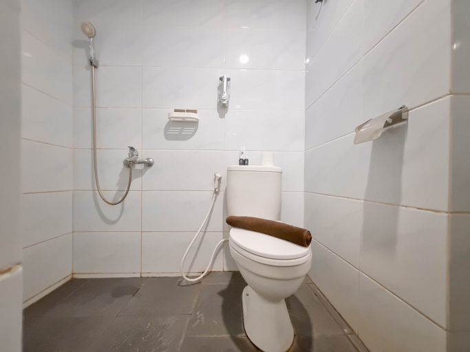 Bathroom 5, Minimalist Studio at Altuz Seturan Yogyakarta Apartment By Travelio, Sleman