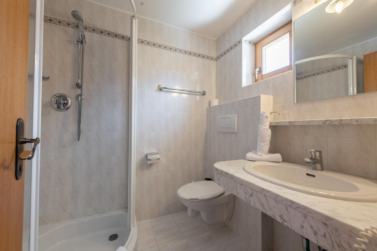 Bathroom, Hotel Stilfserhof, Bolzano