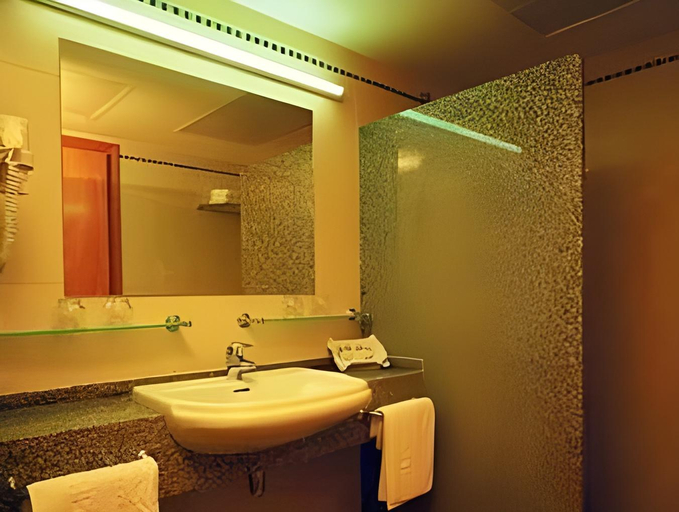 Bathroom 5, ALEGRIA Caprici Verd 4 Sup, Barcelona