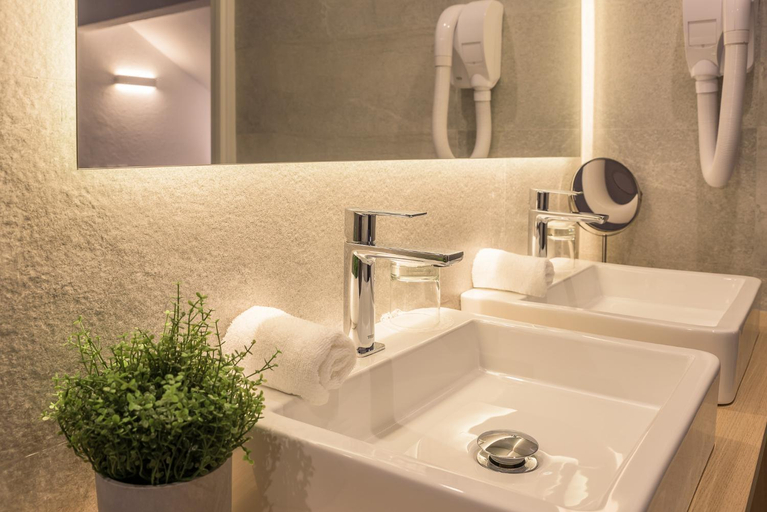 Bathroom 14