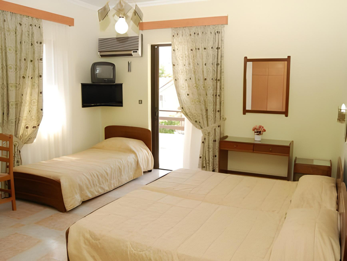 Others 4, Saga Hotel, Attica
