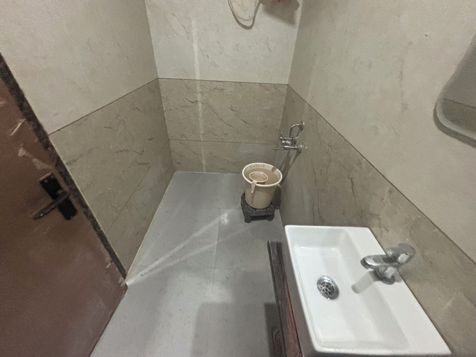 Bathroom 4, Hotel Ishwar Palace, Sikar