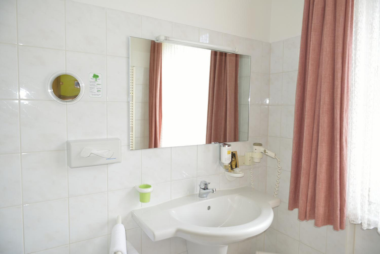 Bathroom 3, Land- und Golfhotel Alte Fliegerschule, Eisenach