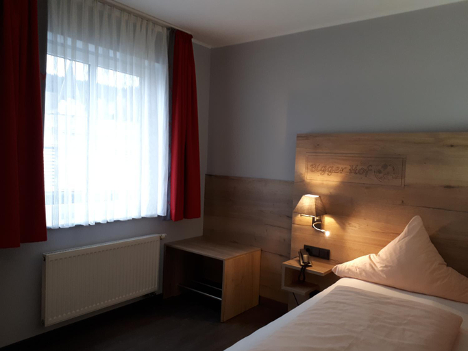 Bedroom 3, Hotel Bigger Hof - Wirtshaus Platzhirsch am Jahnplatz, Hochsauerlandkreis