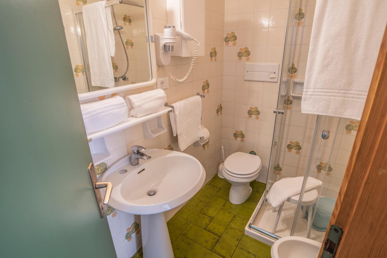 Bathroom 2, Alaska Clubresidence, Trento