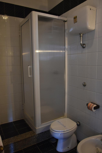 Bathroom 4, La Tripergola, Napoli