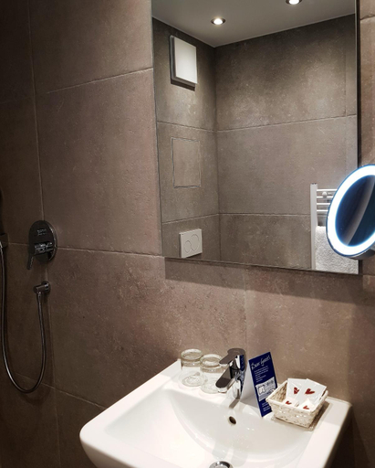 Bathroom 9