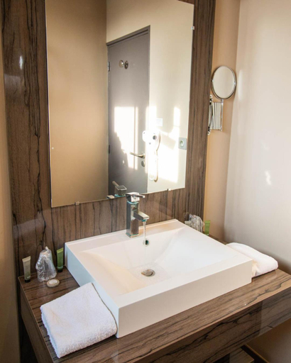 Bathroom 3, Le Safari Hotel Restaurant, Vaucluse