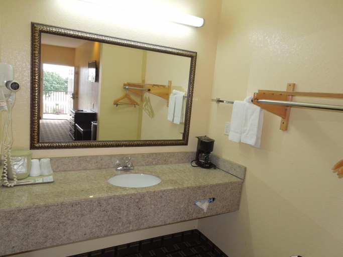 Bathroom 1, Homegate Inn & Suites West Memphis, Crittenden