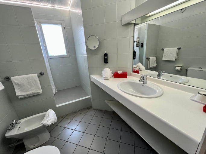Bathroom 15