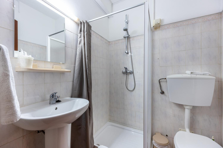 Bathroom 3, Salema Beach Hotel, Vila do Bispo