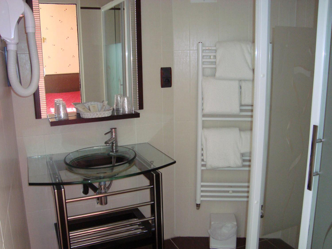 Bathroom 3, Hôtel De La Croix D'or, Manche