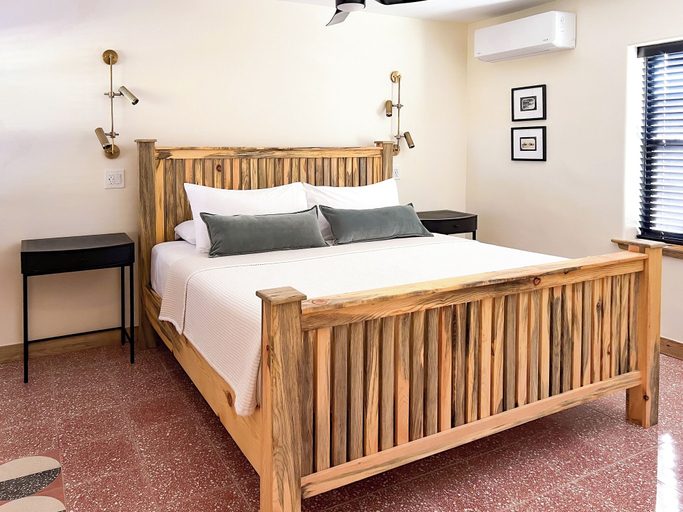 Bedroom 2, Hoosier Hot Springs & Inn, Sierra