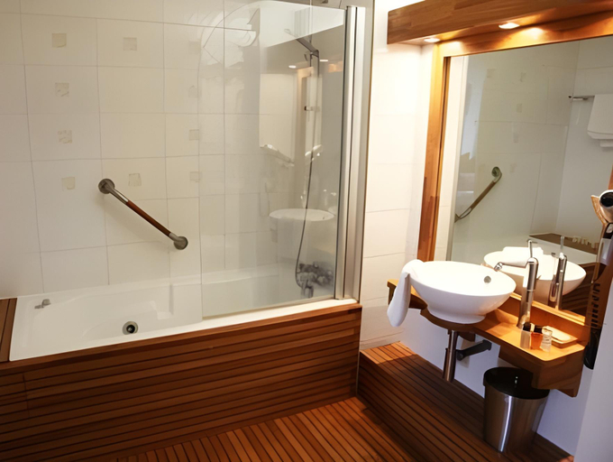 Bathroom 4, Greenhotels Roissy Parc des Expositions, Seine-Saint-Denis