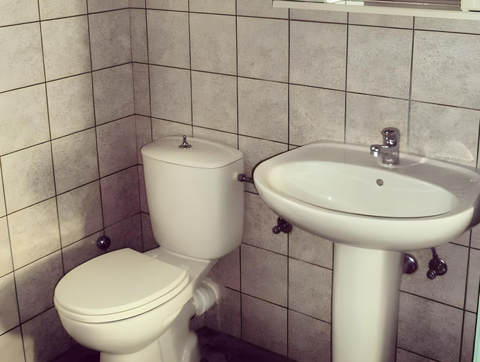 Bathroom 4, En Plo, South Aegean