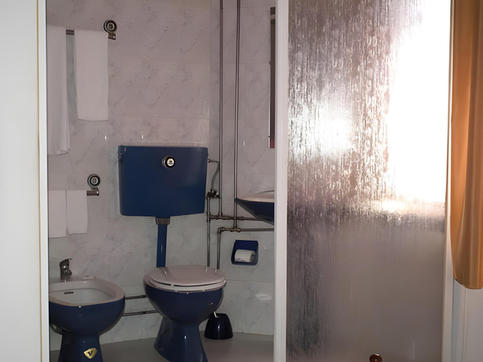 Bathroom 3, Hotel Visconde, Porto