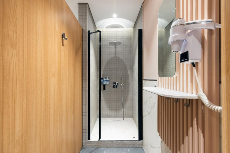 Bathroom 5, YOTELAIR Istanbul Airport AIRSIDE, Arnavutkoy