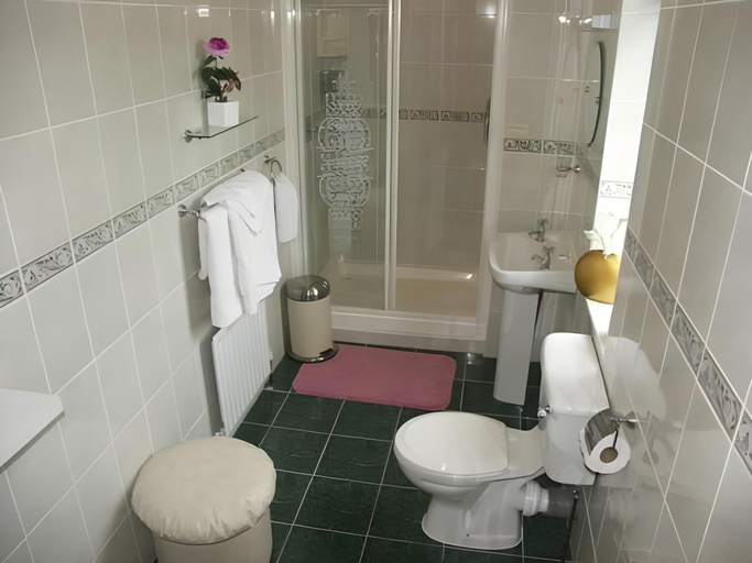 Bathroom 2, Cahergal Farmhouse B&B