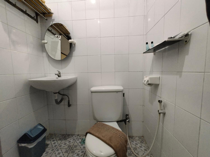 Bathroom 16