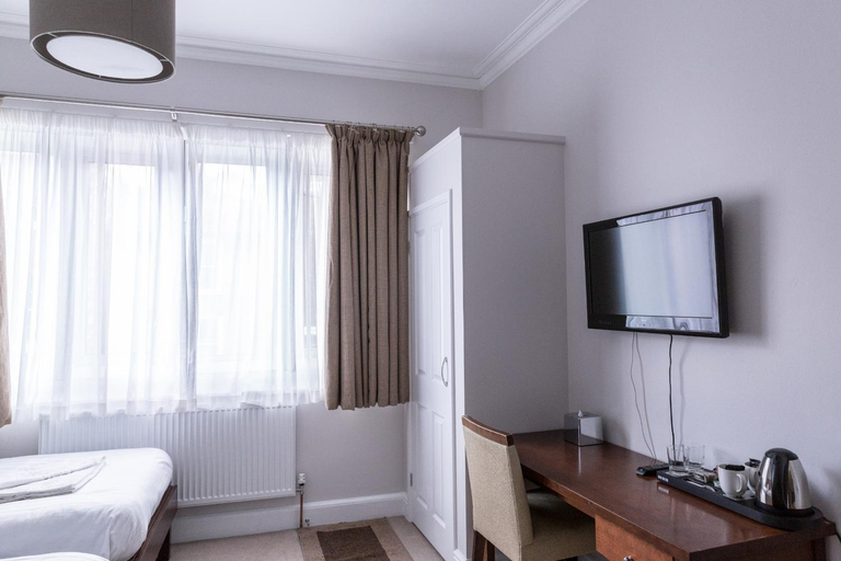 Bedroom 2, Hotel Qudos, Wiltshire