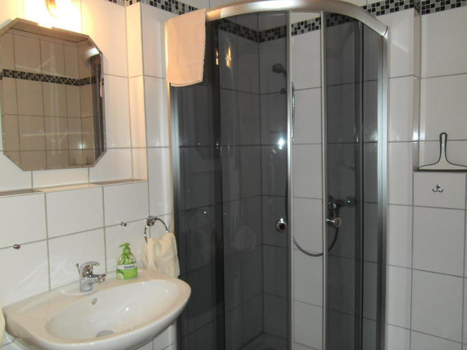 Bathroom 3, Weingut u. Gastehaus Menten, Cochem-Zell
