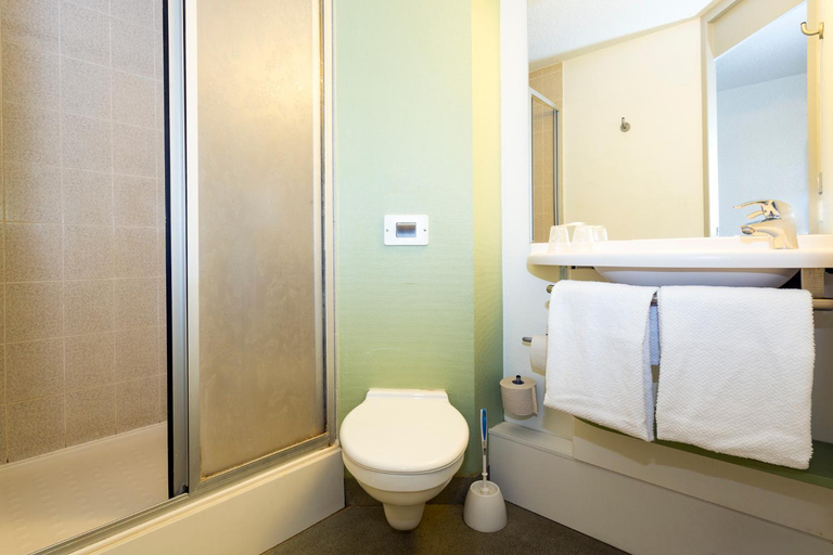 Bathroom, ibis budget Quimper, Finistère