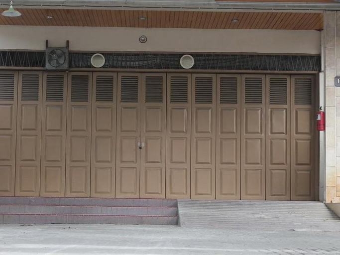 Exterior & Views 2, Imam Bonjol Hostel, Semarang