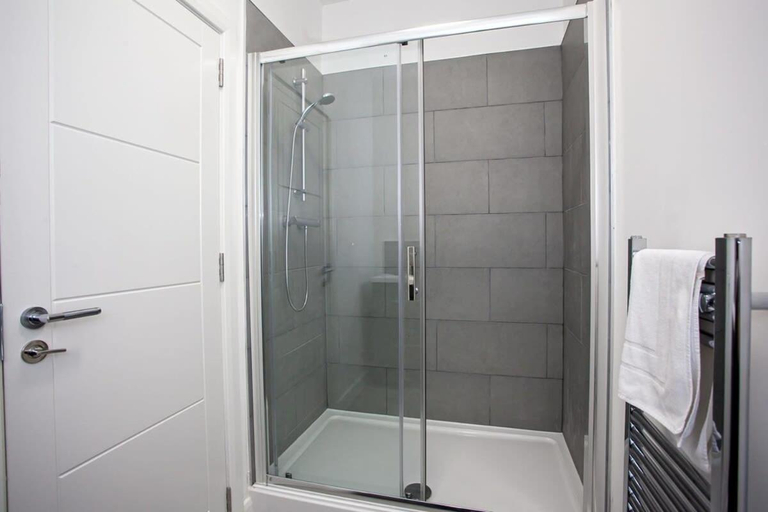 Bathroom 2, Lovely Open Plan 1 Bedroom Apartment in Bolton, Bolton