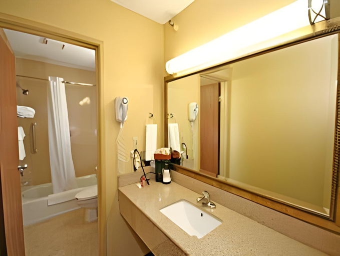 Bathroom 4, Coastal Inn & Suites, New Hanover