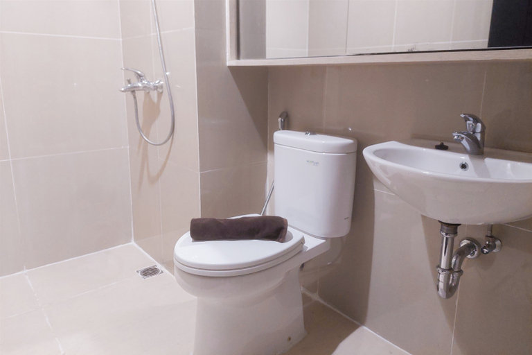 Bathroom 5, Stunning Studio at Paramount Skyline Apartment By Travelio, Tangerang