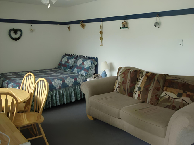 Others 3, Empire Motel, Okanagan-Similkameen