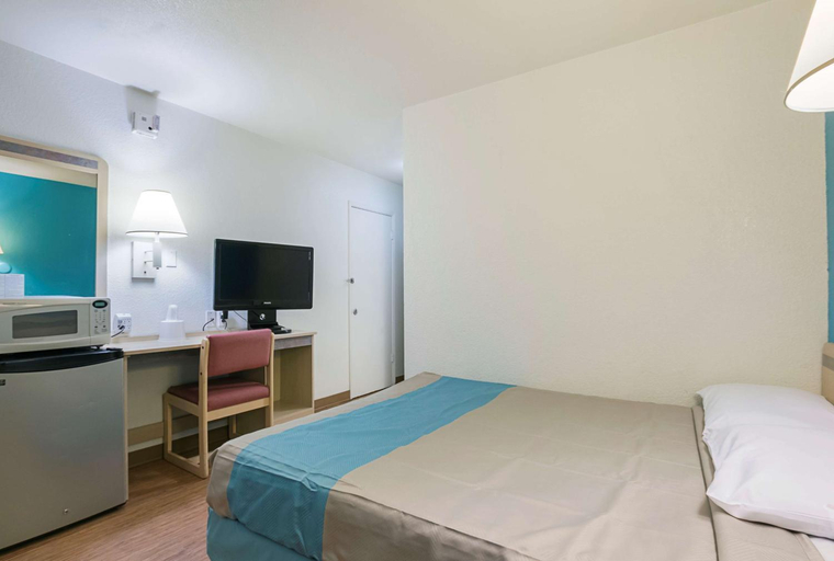 Bedroom 3, Motel 6-Rochester, MN, Olmsted