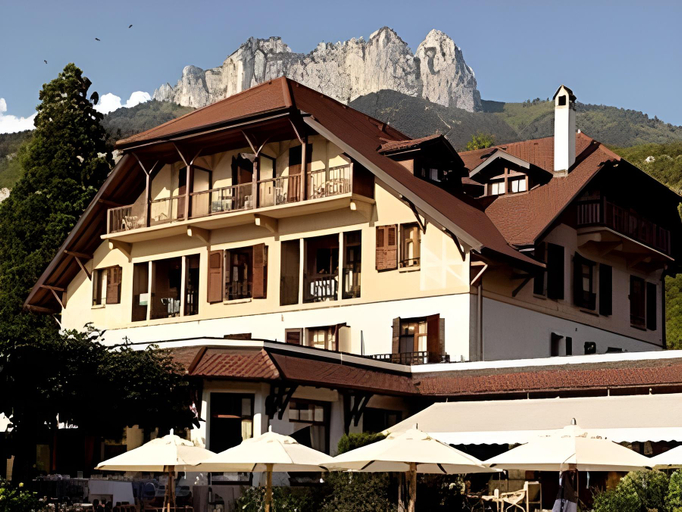 Exterior & Views