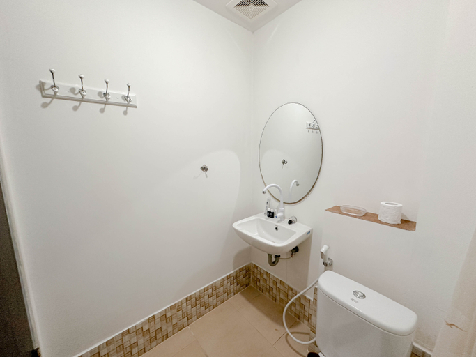 Bathroom 5, 1BR Spacious and Vibrant at Tamansari Prospero Apartment By Travelio, Sidoarjo