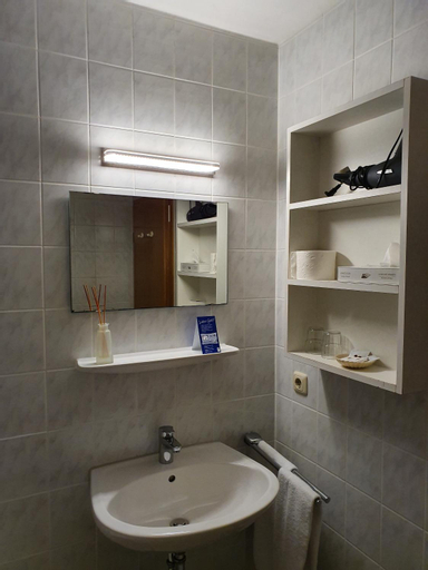 Bathroom 10