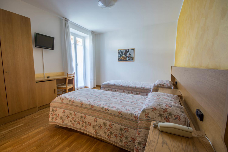 Bedroom 2, Garni Castel Ferari, Trento
