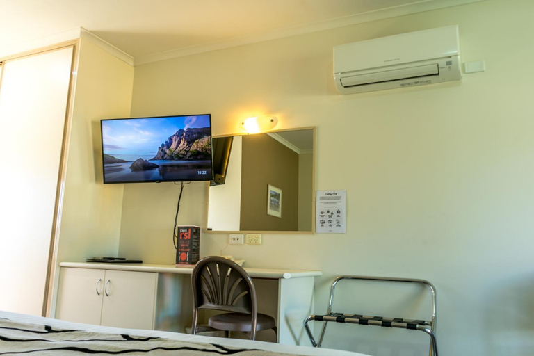Bedroom 2, Deniliquin Country Club Motor Inn, Deniliquin