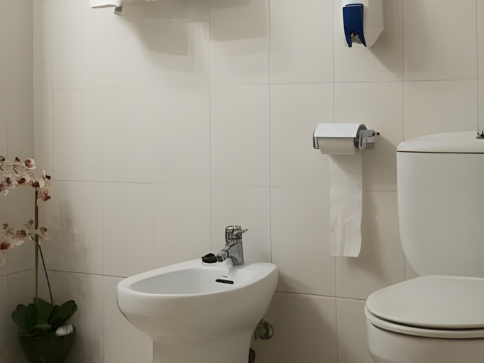 Bathroom 2, Hostal Montserrat, Barcelona