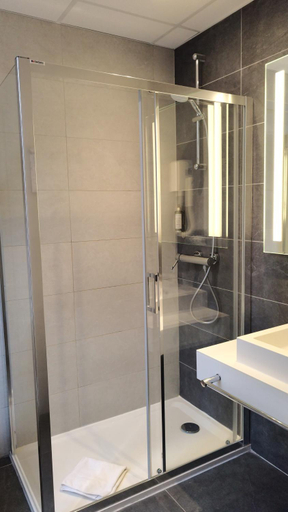 Bathroom 4, Hôtel Avia Saphir Montparnasse, Paris