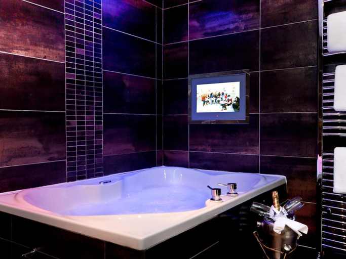 Bathroom 4, The Howbeck & The Retreat incl Free Parking, Cumbria