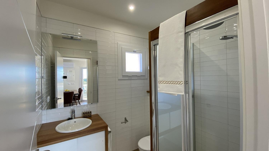 Bathroom 2, Hotel Selwo Lodge - Animal Park Tickets Included, Málaga