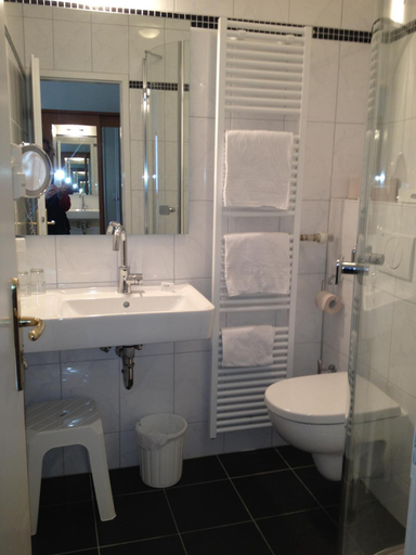 Bathroom 2, Hotel Furstenberg, Ahrweiler